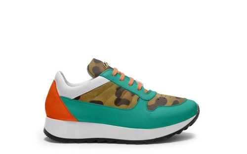 urban sprint kidlw01 sneaker with green, orange, and camouflage details, side view on white background